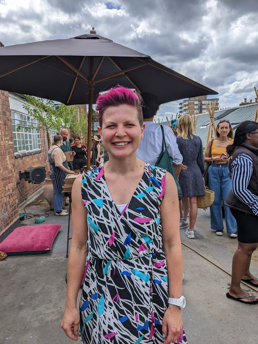 ZoeGarbett's tweet photo. Wonderful tour of @BrunswickCoffee roof top garden overlooking Gillett Square 🥬🌶️

Amazing use of space &amp; great for biodiversity 🐛🐝

Also good to chat to founders &amp; others about their visions for the square &amp; #Dalston 💚 https://t.co/jDvblDiK7z