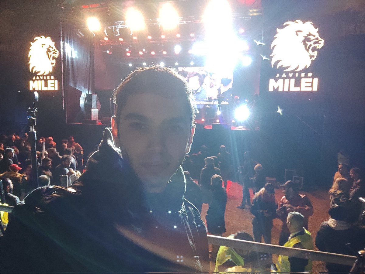 gabrielcalaresu's tweet photo. En el estadio del Porvenir en Gerli con @LibertariosBA y @LibertarioCABA  apoyando a @JMilei https://t.co/tjioQoU21B