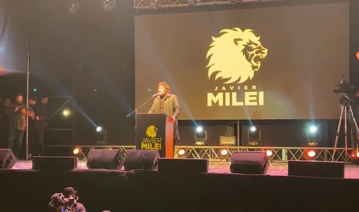 gabrielcalaresu's tweet photo. En el estadio del Porvenir en Gerli con @LibertariosBA y @LibertarioCABA  apoyando a @JMilei https://t.co/tjioQoU21B