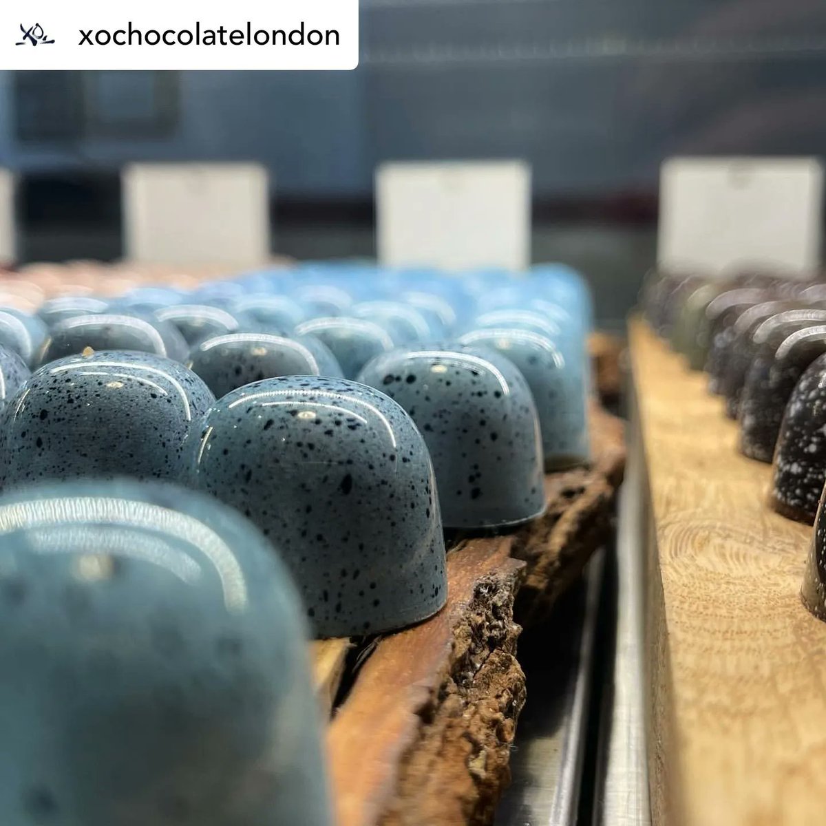 Kicking off the weekend with these elegant Gin &amp; Elderflower bonbons by @xochocolatelondon 🍸

buff.ly/3ge0lhl

#homechocolatefactory #hcf #chocolatier #praline #bonbon #boozychocolates #chocolatemoulds #colouredcocoabutter #chefrubber <a href="/chefrubber/">Chef Rubber</a>