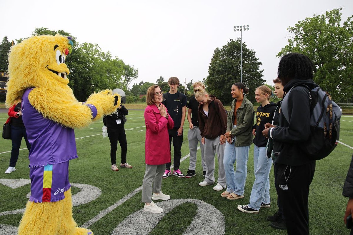 OregonGovBrown's tweet image. Oregon is home to some of the world's biggest track &amp;amp; field stars — many of whom will compete this July at @WCHoregon22. So fun to celebrate @Riderconnection's historic track &amp;amp; field season with my friend @Legend_Bigfoot. Look for these athletes at the next World Championships!