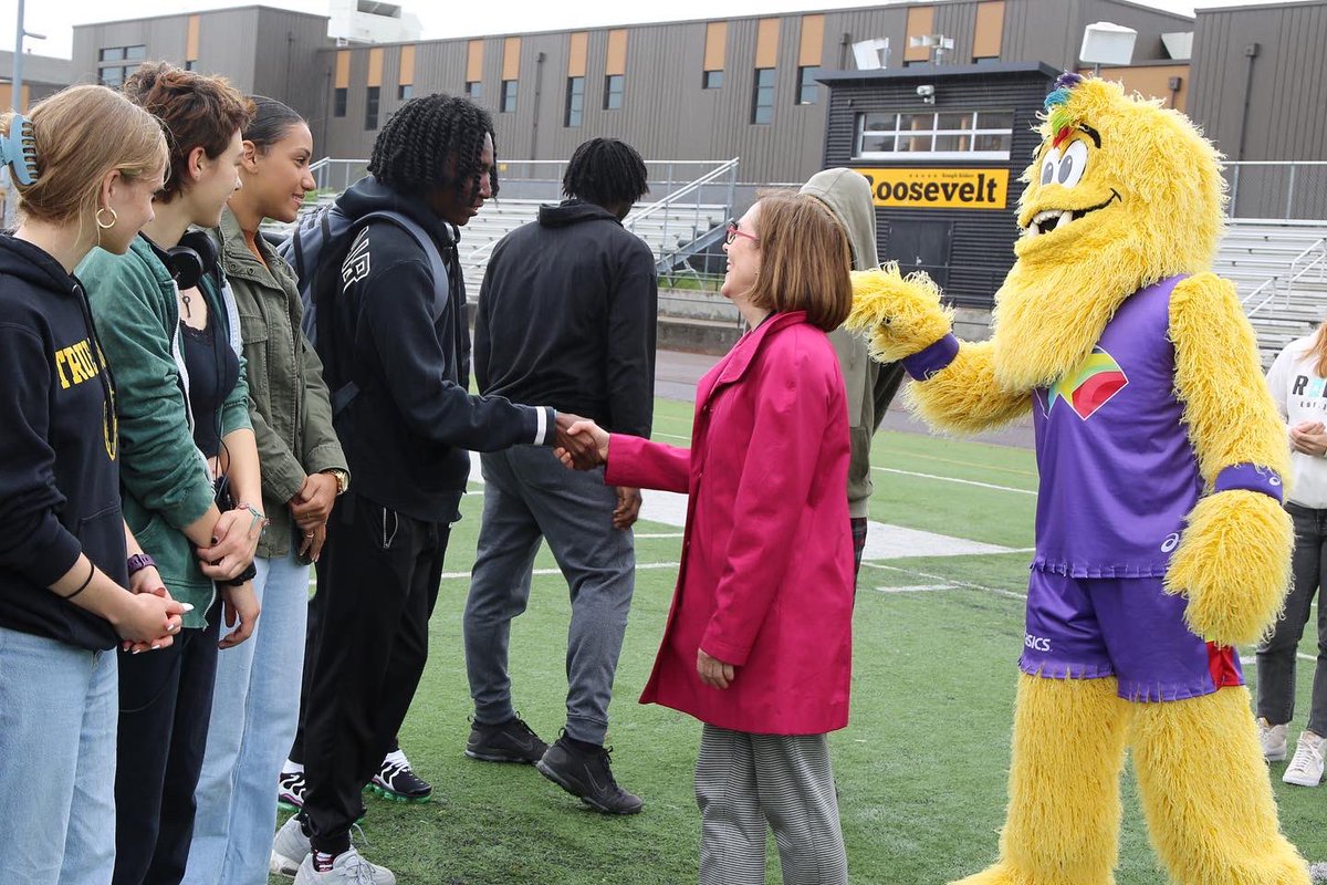 OregonGovBrown's tweet image. Oregon is home to some of the world's biggest track &amp;amp; field stars — many of whom will compete this July at @WCHoregon22. So fun to celebrate @Riderconnection's historic track &amp;amp; field season with my friend @Legend_Bigfoot. Look for these athletes at the next World Championships!