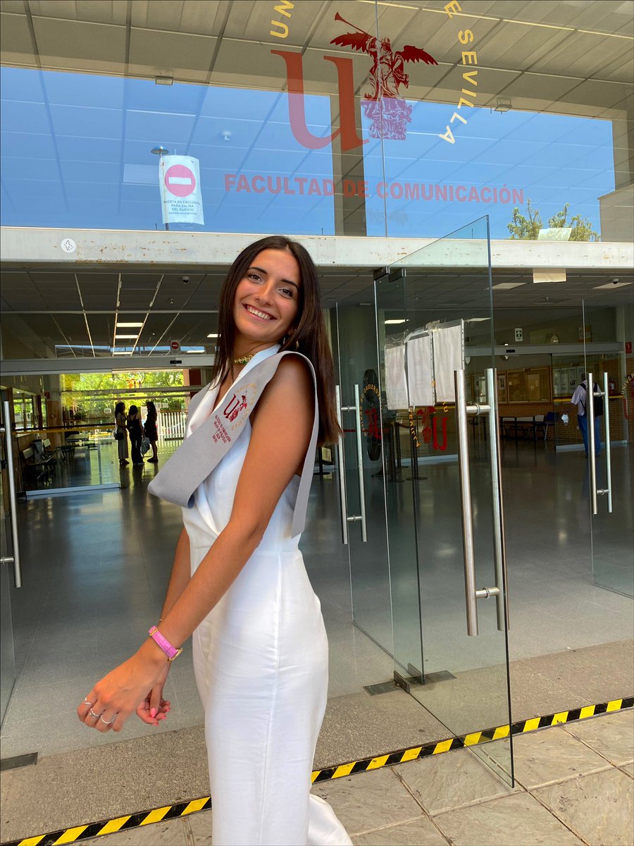 carlotasnchez00's tweet photo. 4 años pa poder estar compartiéndolo con vosotras🙏🏽💙🎓 https://t.co/Z6gYaR4SbG
