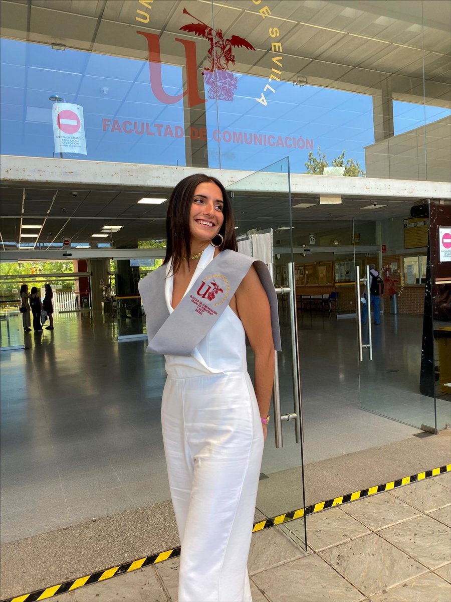 carlotasnchez00's tweet photo. 4 años pa poder estar compartiéndolo con vosotras🙏🏽💙🎓 https://t.co/Z6gYaR4SbG