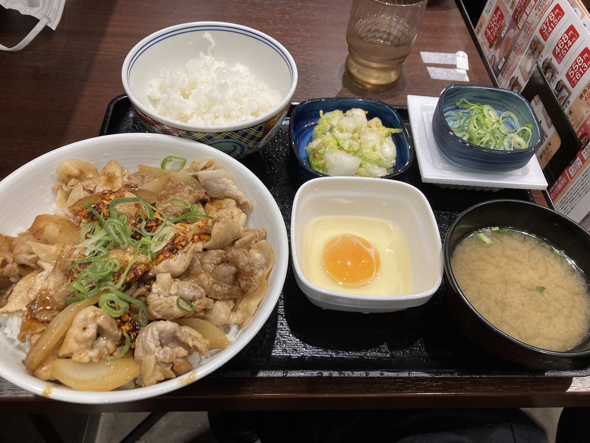 تويتر グランキコーナ堺店 帰宅部 على تويتر こんばんは 副主任けんちゃんです 食べてみました 食べるラー油がのってて凄く美味でした 00カロリー お新香でチャラです つぶやキコーナ グランキコーナ 吉野家 スタミナ超特盛丼 T Co