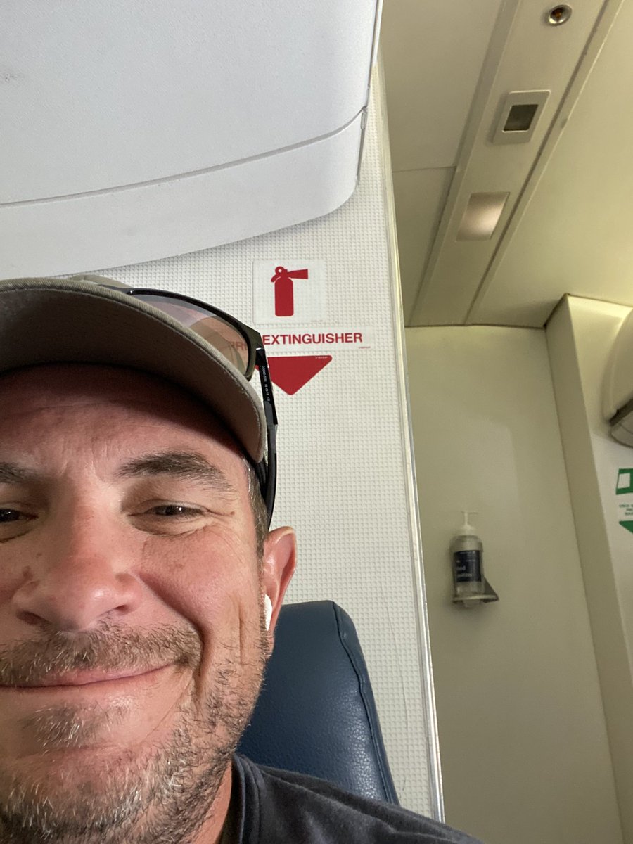 AndyKitchen3's tweet photo. Been a while, ….but back to assume my position as the restroom attendant on first flight in a while…
Squirt of soap?
Paper towel?
A mint?
Cologne?
Don’t need to bother tryin to sleep,….the super forceful flush sound shuts that right now! 😁
🤣
#Notballin
#LastRow
#EveryTime https://t.co/DhURlP4Ggf