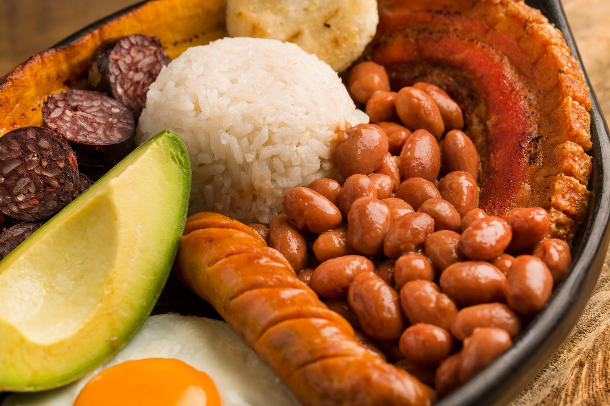 JBALVIN's tweet photo. Quiero una bandeja para comerme... https://t.co/0sgX6vL4BS