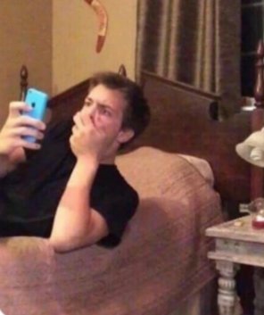 Iovsnouis's tweet photo. ZOUIS É UM TÓPICO EXTREMAMENTE SENSÍVEL, LOUIS CURTIR O VÍDEO DO ZAYN CANTANDO 1D FOI MEU FIM- https://t.co/AiwqiBOPIW