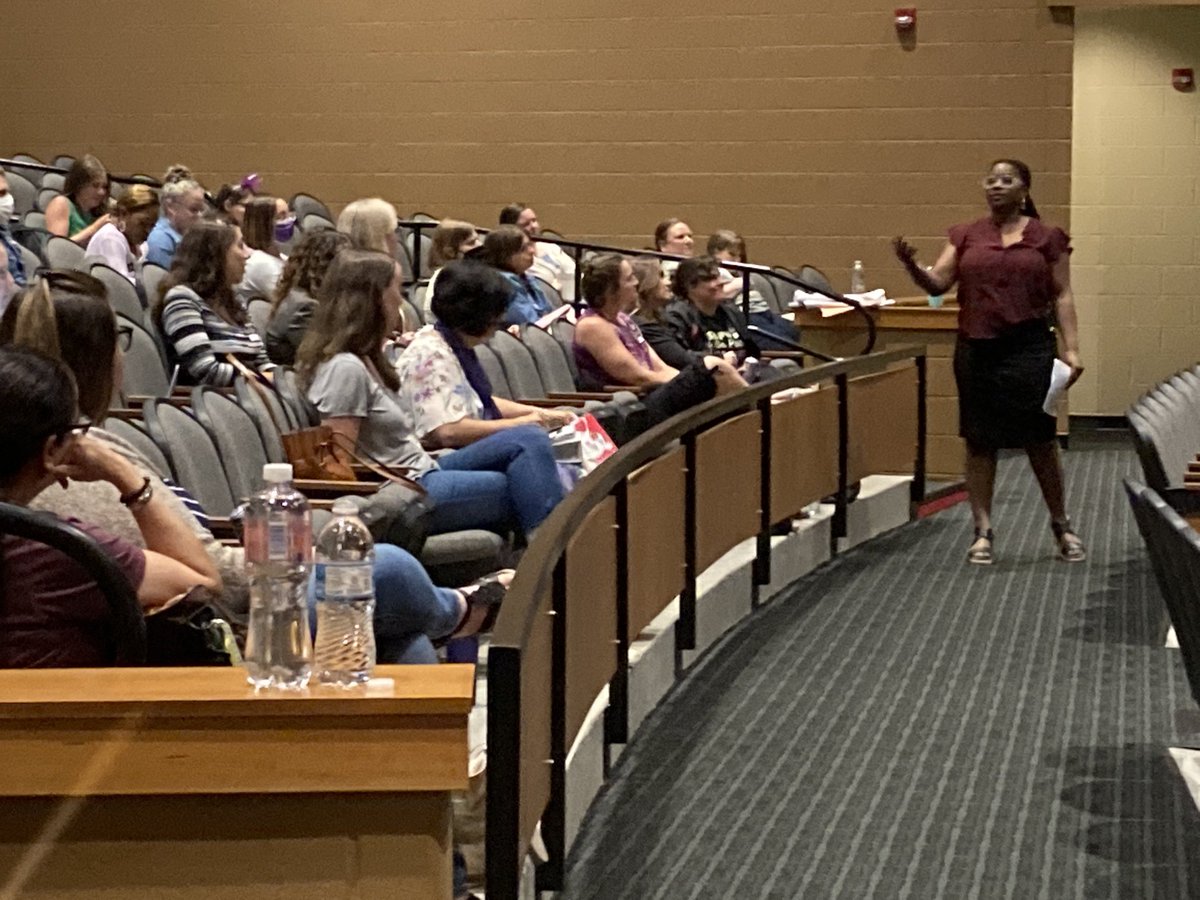 ⁦<a href="/klasekastellano/">A. C. Quintero</a>⁩ The amazing Alicia Quintero giving the keynote for Comprehensible Iowa 2022 #CIIA22