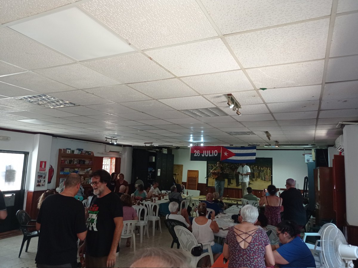 Fantástica actividad hoy en Sevilla por Cuba. 🇨🇺

Todos los beneficios irán para la isla. Con <a href="/SodepazA/">Sodepaz Andalucia</a> y <a href="/AsocTocororo/">Asoc Tocororo</a>
 
Saludo de Irelia López, Cónsul general de Cuba, y genial actuación de Bárbaro Bacallao y Carlos.

#VamosConTodo 
#CubaNoEstaSola