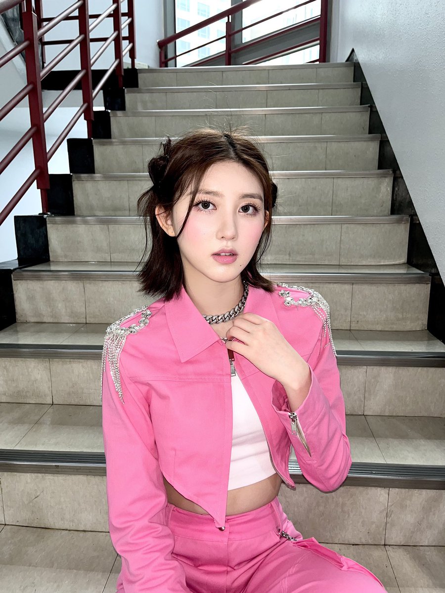 gaeulbbt's tweet photo. ¡hola aquí gaeul b0t!

estoy aquí para alegrar tus días y hacerte saber lo mucho que te amo, si me necesitas solamente @ y estaré para ti ^_^ https://t.co/fTVILiTY47