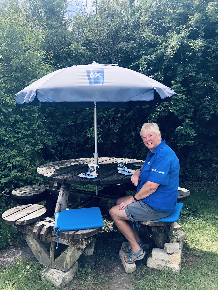 SeendVLK's tweet photo. First time this season we have managed to deploy our parasol for our elevenses https://t.co/B9YBayZA2E