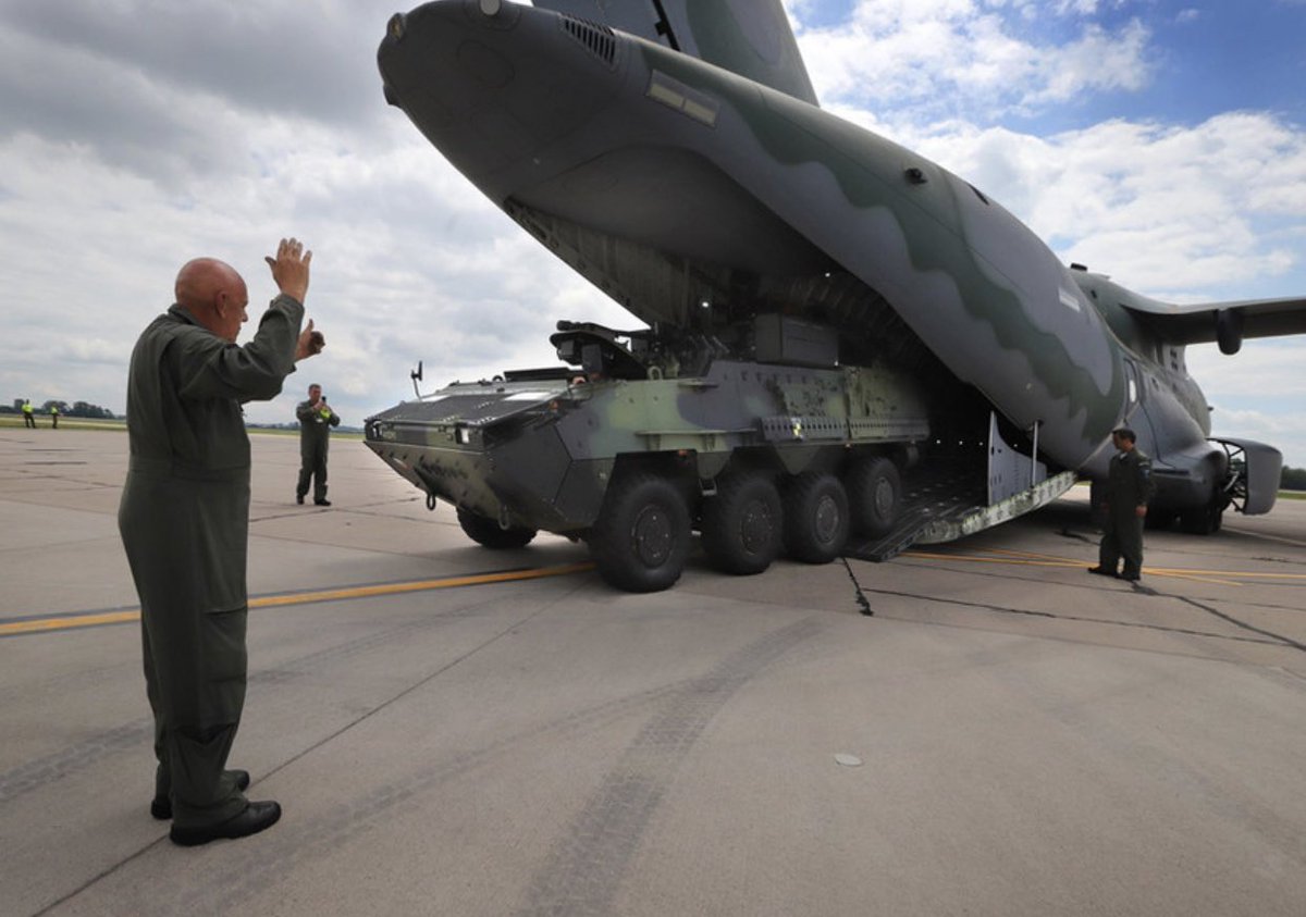 PucaraDefensa's tweet photo. Demostración: @embraer presenta el #KC390 en República Checa
#embraer #millenium @ABIMDE_ @DefesaGovBr @fab_oficial #transport #czechAF #pandurII @AERO_Vodochody #transporte 

https://t.co/akSUBCSNJ7… https://t.co/99ot7QaKQ6