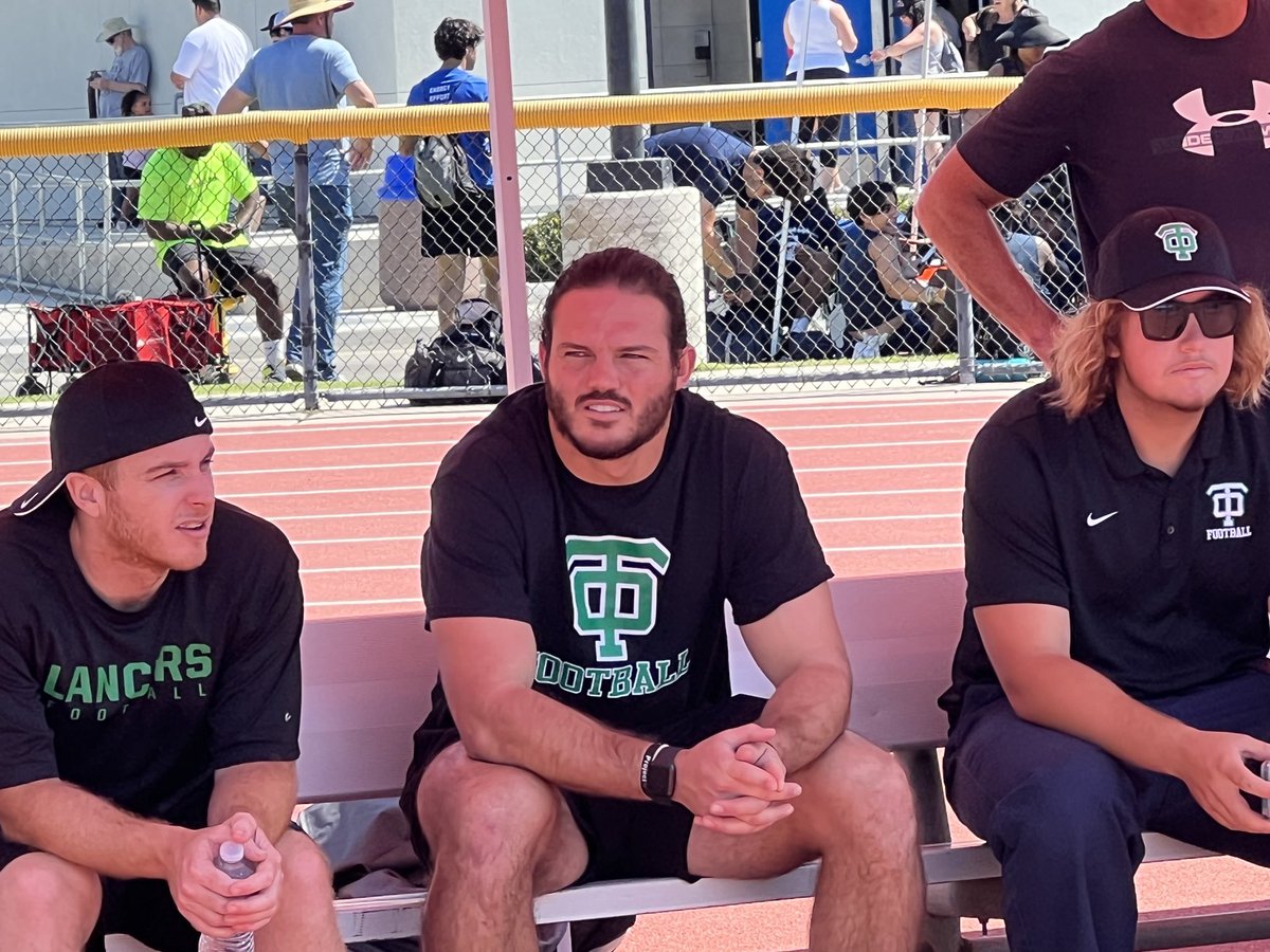 latsondheimer's tweet photo. Denver Broncos LB Alex Singleton is helping coach Thousand Oaks linebackers this summer. Once a Lancer, always a Lancer. https://t.co/7n6bUPtt6Y