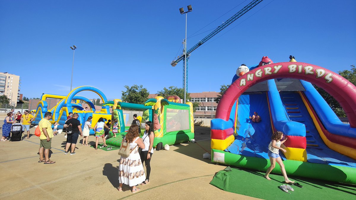 AFAVirolet's tweet photo. En marxa la festa Tropical que commemora el 10è aniversari del @IEVirolet 🦩🌴🦩
Inflables, fotocall, música, futbolí gegant, gimcana d'aventures, jocs d'habilitats, TikiBar, pintacares, tatoos i molt més!!! 🎉🎉 https://t.co/x6Yfg18bDt