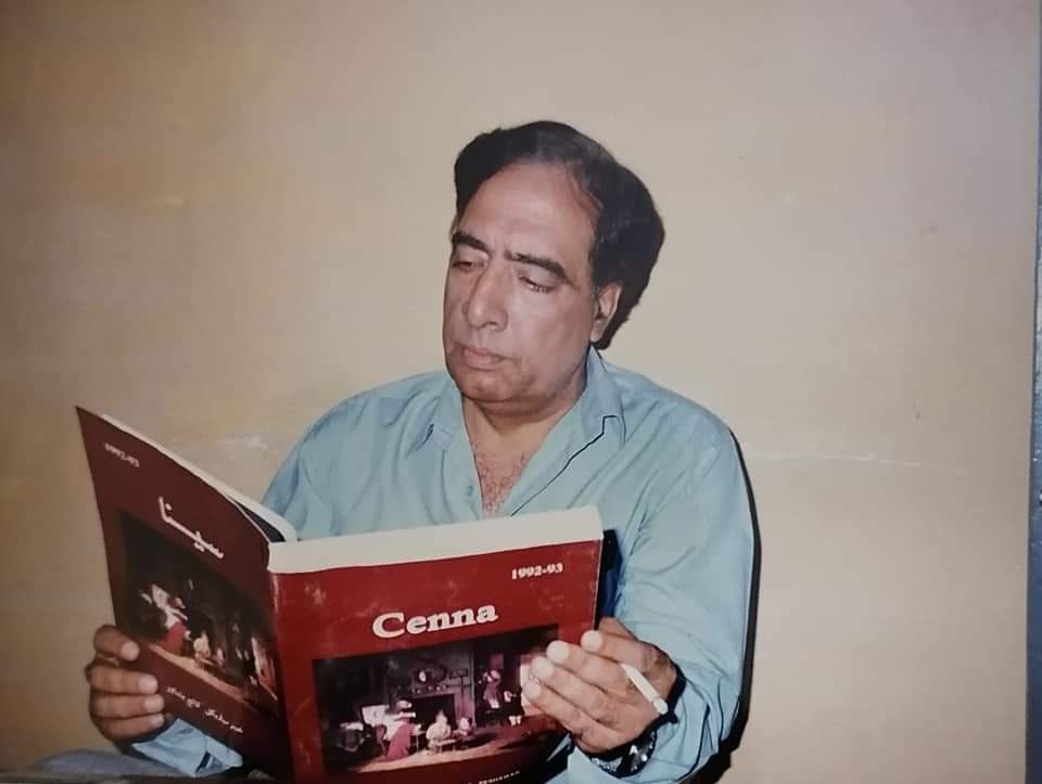 lachvi's tweet photo. #Cenna 1993, annual magazine of
#KhyberMedicalCollege #Peshawar 
in the hands of legendary writers @AmjadIslam44 &amp; @AtaulhaqQ
I had the Honour &amp; privilege to be the Chief Editor of this issue https://t.co/JvArifF0H7