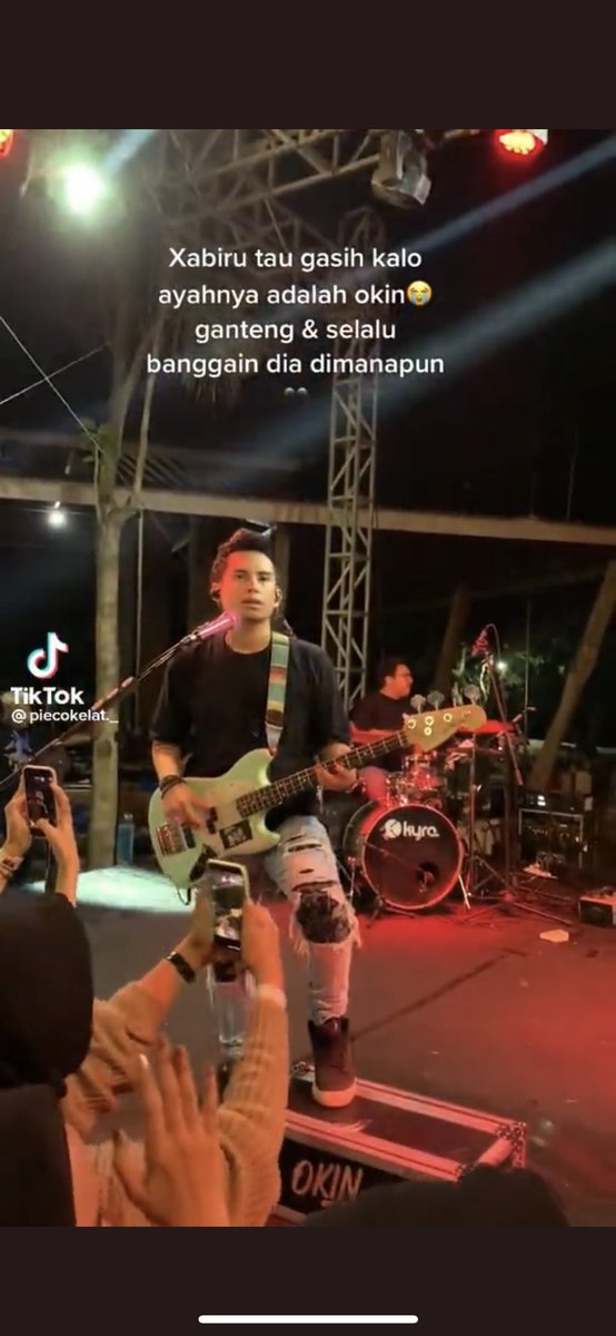 men99o's tweet photo. @frchnr @pakantono Kayanya nyolok deh han itu bass nya, wireless. Pengirim signal nya ada di strap belakang. Keliatan jelas pas lighting ngadep kyk gini. https://t.co/sLNGnmoLSV