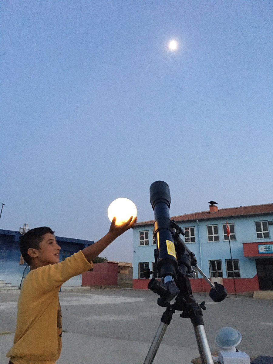 Öğrencilerimiz ve velilerimizin katılımıyla okulumuzun bahçesinde teleskopla Ay Gözlemi etkinliğini gerçekleştirdik. Tek doğal uydumuz olan Ay ile ilgili genel bilgileri ve lazer yardımı ile takımyıldızların konumunu öğrendik🪐 <a href="/NKapanoglu/">Nuri Kapanoglu</a> <a href="/siverekmem63/">Siverek İlçe MEM</a> <a href="/aziz_glbs/">Aziz GÖLBAŞI</a>