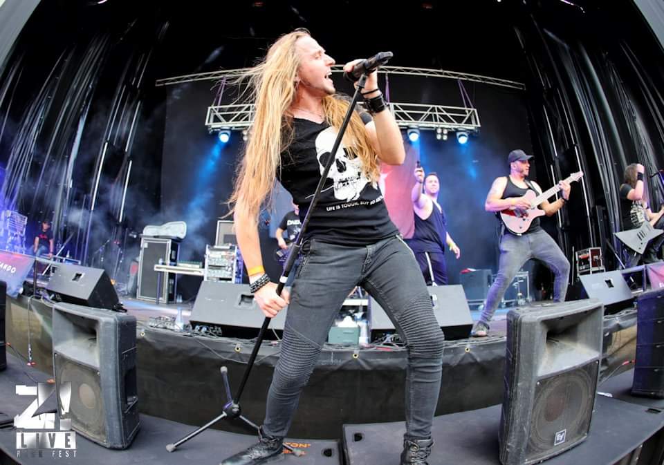 ZLiveOficial's tweet photo. @DaeriaOficial han lucido con vigor su power metal de influencia nórdica.
#ZLiveRock #zamora #daeria #heavymetal https://t.co/JrtSkk1hEz