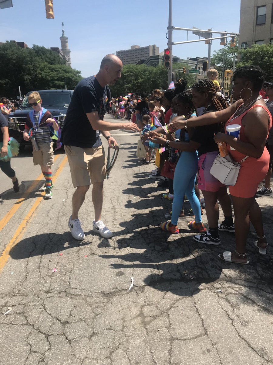 ryanmearsindy's tweet photo. Happy Pride! 🌈 It was a great day to walk with #TeamMears and @indianastonewalldems in the @indypride parade! Today and everyday we stand alongside our LGBTQ community in the fight for liberty and justice for all🏳️‍🌈 #Pride2022 https://t.co/UG6tFpR8yU