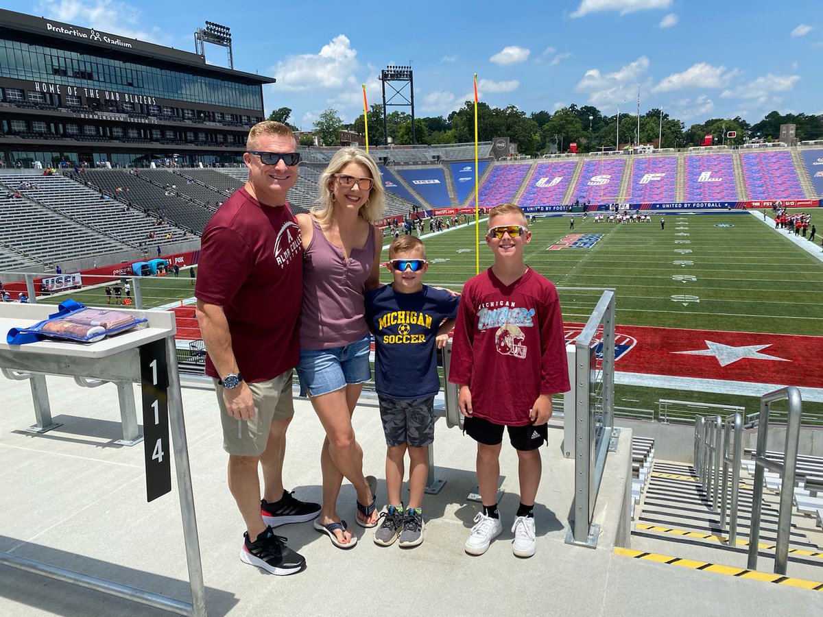 Summer checklist ✅ enjoying a #USFL game! Go Michigan Panthers!