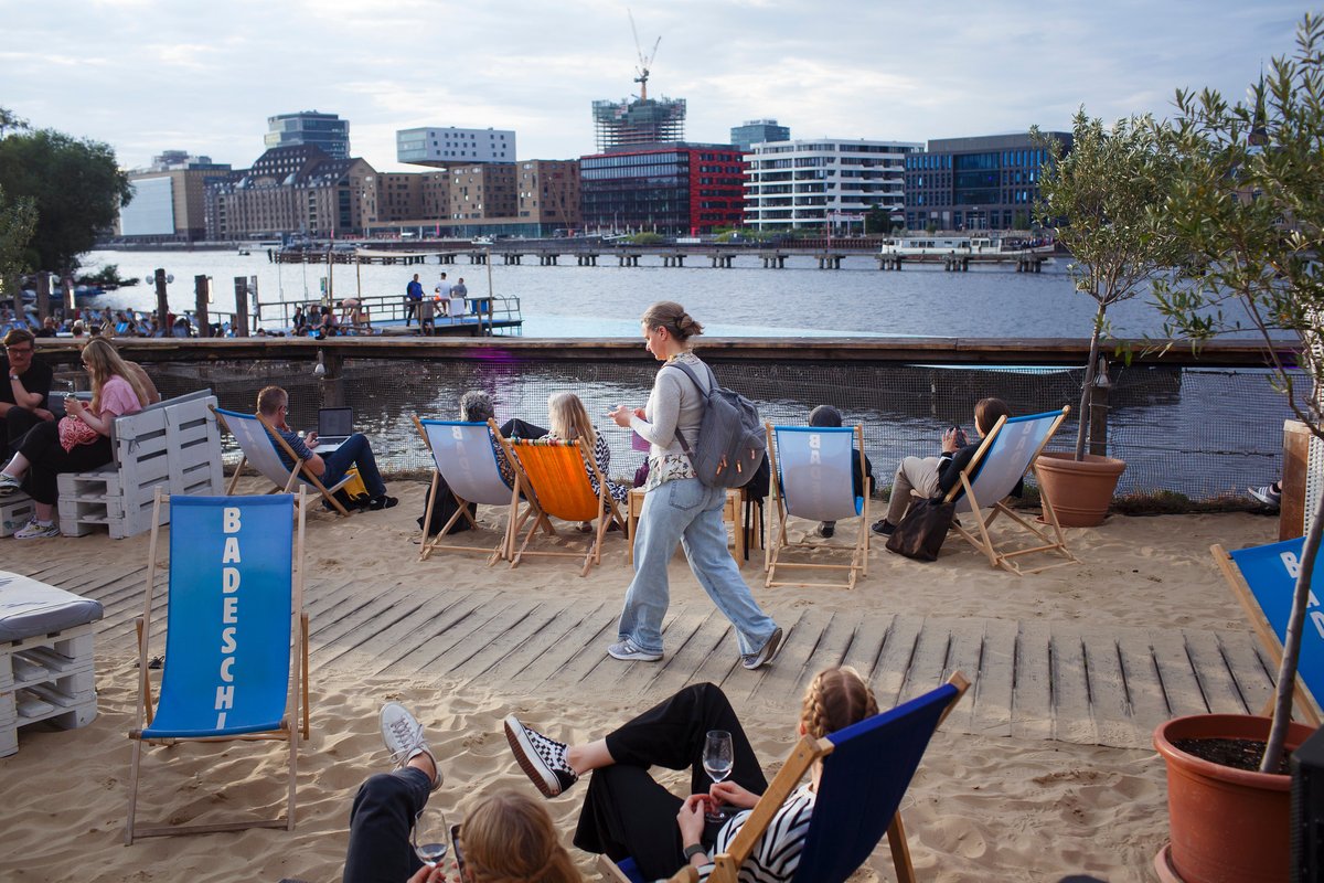 Draußen ist’s schöner! ☀️ Die Comic-Lesung mit Mia Oberländer und das Closing der #txt22 findet auf der Beach-Bühne statt. 🏖 #rp22
