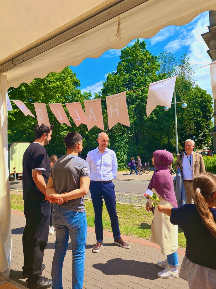 SchuraNDS's tweet photo. 1/2: Zahlreiche Begegnungen, interresante Gespräche, reger Austausch. Eindrücke vom Tag 2 - #TagDerNiedersachsen. Vielen Dank für Ihren Besuch: @MpStephanWeil @BelitOnay @SchroederKoepf @GTonne @williehamburg @BistumHi https://t.co/zMYNVGfx5O