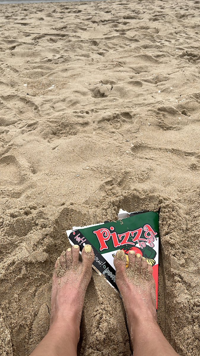 laterc8er's tweet photo. #pizza or #toes https://t.co/WfFP1yFXNa
