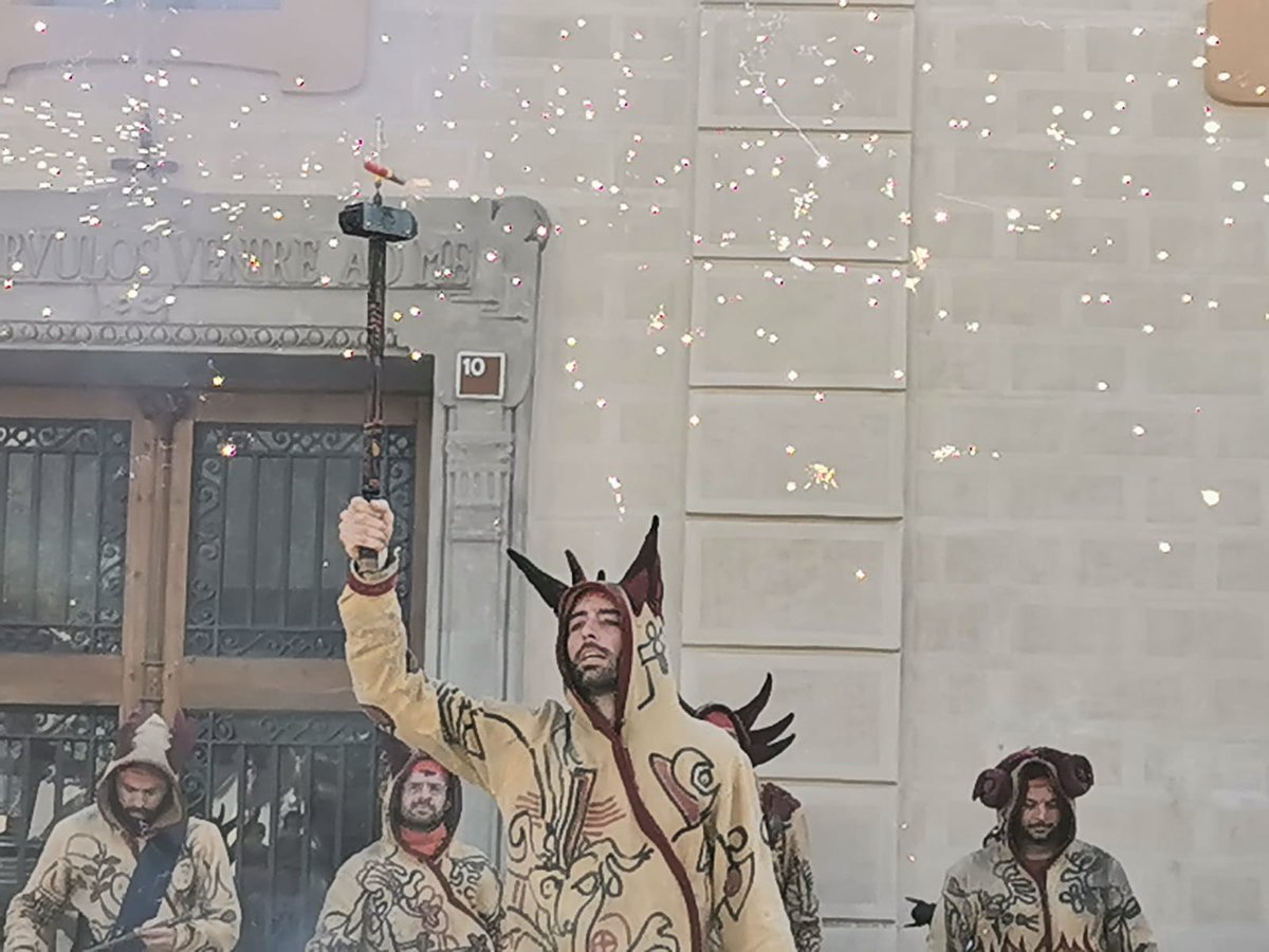 (3/5) A la Plaça Castells hi han actuat els <a href="/diablesvng/">Ball de Diables VNG</a> i <a href="/DiablesSQM/">Ball De Diables De Sant Quintí</a>