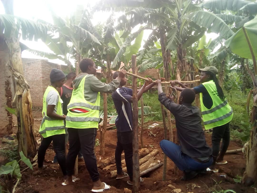 GisagaraNyc's tweet photo. #Urubyiruko rwa @GisagaraDistr dukomeje kugira uruhare mukurandura burundu ibibazo bibangamiye imibereho myiza y'abaturage #HSIs dusana kandi tukubakira #Ubwiherero abaturage abatishoboye.
@RwandaYouth @YouthCultureRW @RwandaLocalGov @mamba_youth @MukindoNziza https://t.co/OyASOsbYcX