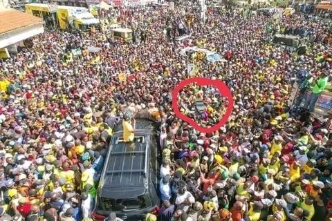 MarionW07187781's tweet photo. Someone tell Itumbi it's okay to enlarge the crowd,but next time he should  remember to enlarge the vehicles as well. https://t.co/idzmF3AfS0