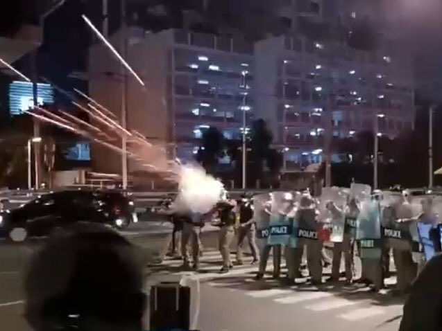 ประชาชนยิงพลุ บอกว่ารุนแรงในขณะที่ในมือ ตร. ถือปืน คือ ตร. กับนักข่าวต้องตอแหลขนาดไหนอ่ะถึงบิดเบือนข้อเท็จจริงขนาดนั้น ฝากถึงนายมันที่คิดปิดปาก ปชช นะว่า ทำแบบนี้ไม่มีทางได้ใจ ปชช อยากให้ทุกคนยอมรับต้องเป็นคนดี รู้จักไหม “คนดีชอบแก้ไข ส่วนคน จร. ชอบปิดปาก ปชช”  #ม็อบ11มิถุนา65