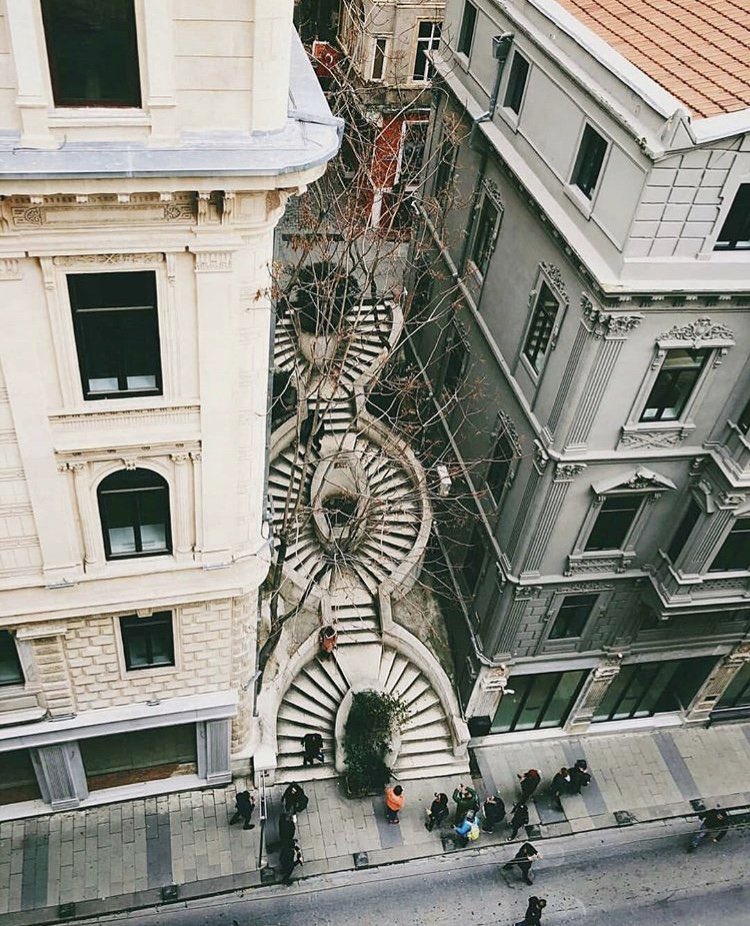 Biliyor muydunuz?

İstanbul’da bulunan Kamondo Merdivenleri, Abraham Salomon Kamondo tarafından lisede okuyan torunlarının yokuşu rahat çıkması için yaptırılmıştır.