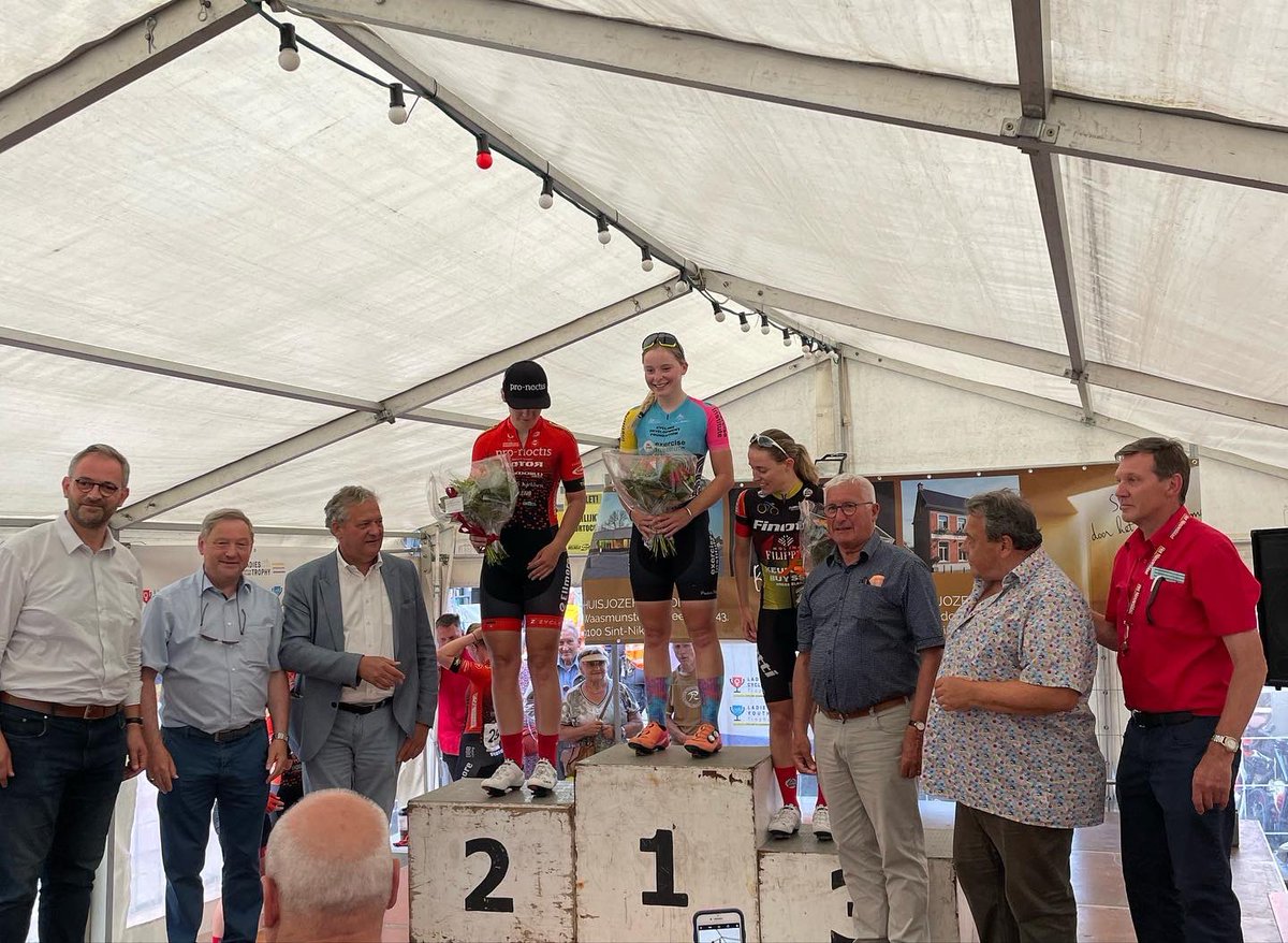 A great first day in Belgium for us at Belsele-Waas where Issy sprinted to a fantastic 2nd after a full on last lap lead out from the whole team

2nd Issy (2nd U23)
30th Lucy (3rd U23)
32nd Jo
34th Bexy
35th Poppy