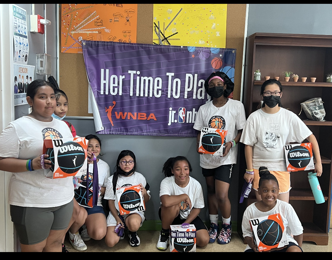 Our BTGC/Give and Go girls where blessed with some cool stuff from the Jr. WNBA.
#basketballtrIning 
#back2basic