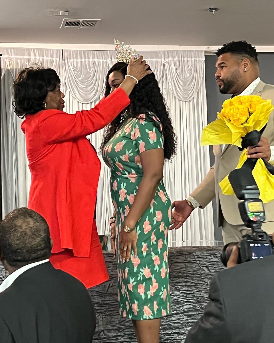 drlbwashington's tweet photo. The Men of the Sigma Rho Lambda chapter of APhiA Fraternity have made my day!  I knew I was the recipient of one of the chapter’s Yellow Rose awards with 11 other phenomenal Memphis women.  What I didn’t know this that I was being awarded the Annie C. Singleton award! https://t.co/vFWHPh6vb8
