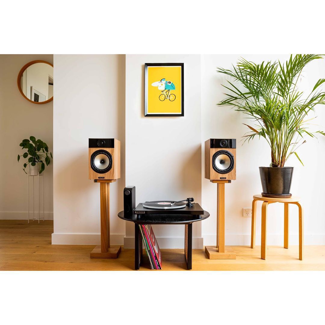 HiFiRacksLtd's tweet photo. Check out this beautiful set-up from #AudioInfluence with a #NewHorizon GD1 turntable, @nadelectronics D 3020 Hybrid digital compact amp & DAC and @fyneaudio F300s on solid oak Hi Fi Racks Duet Speaker Stands! https://t.co/XnElcs4w18