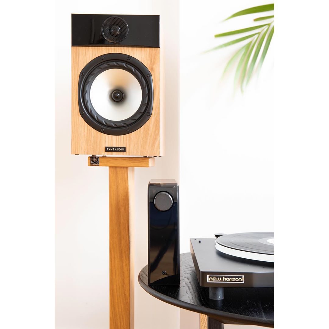 HiFiRacksLtd's tweet photo. Check out this beautiful set-up from #AudioInfluence with a #NewHorizon GD1 turntable, @nadelectronics D 3020 Hybrid digital compact amp & DAC and @fyneaudio F300s on solid oak Hi Fi Racks Duet Speaker Stands! https://t.co/XnElcs4w18