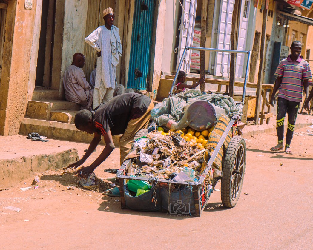 EdesonJnr's tweet photo. The story of every average Nigerian. Daily survival is from hand to mouth
📷Richpixels
#Kano
#madeinthenorth
#streetphotography
#streetlanguage
#documentary https://t.co/2ceahrANPx