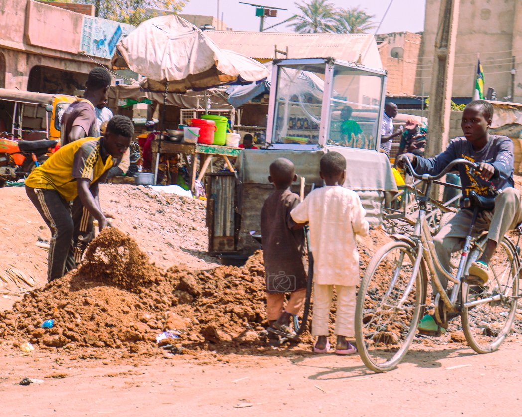 EdesonJnr's tweet photo. The story of every average Nigerian. Daily survival is from hand to mouth
📷Richpixels
#Kano
#madeinthenorth
#streetphotography
#streetlanguage
#documentary https://t.co/2ceahrANPx