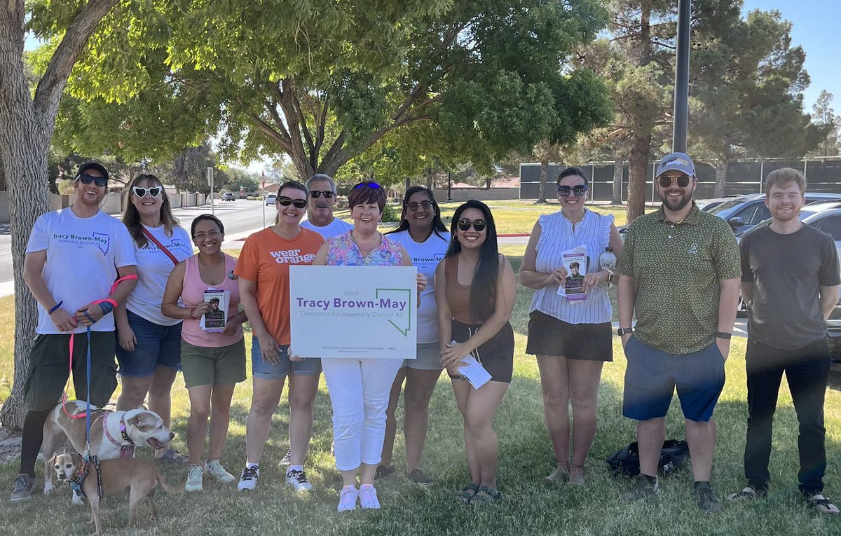 MichelleGorelow's tweet photo. Great group of volunteers to go out knocking doors for @tracybrownmayad42
#win2022 #votetracybrownmay #primaryvoting https://t.co/GbxlKpAcQP