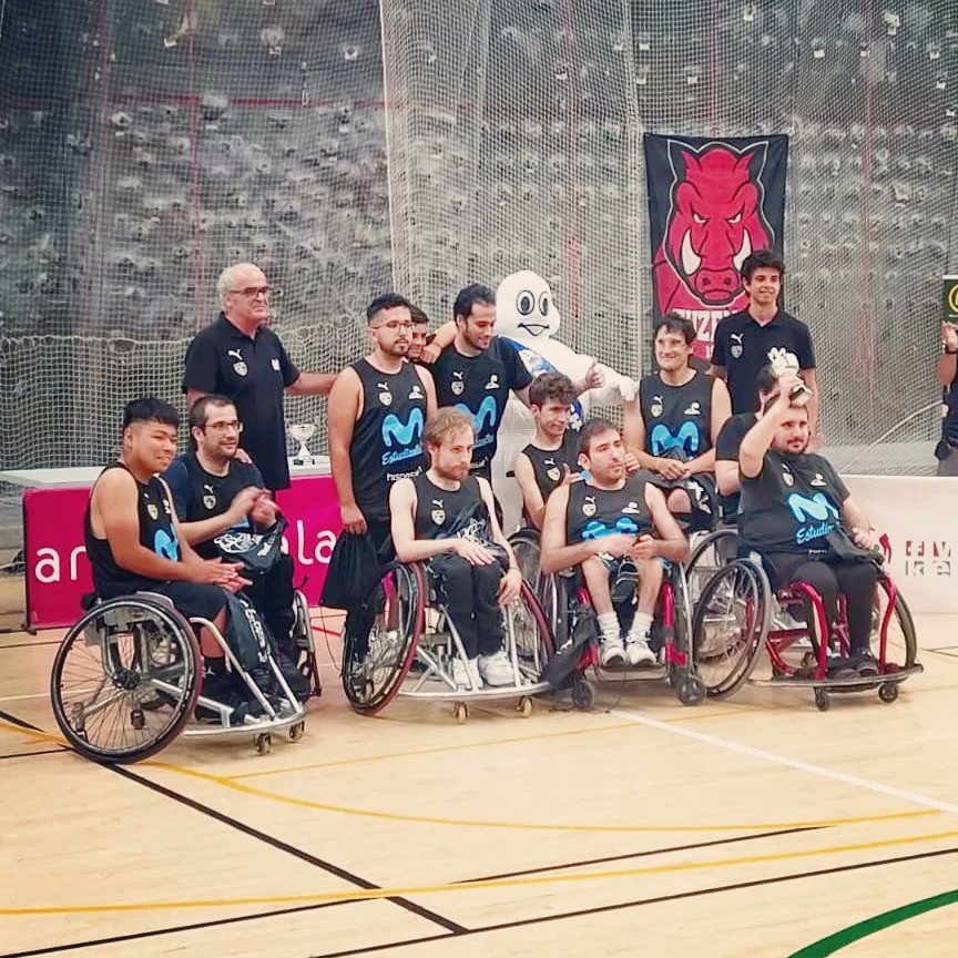 AMEB_EB's tweet photo. Nuestro equipazo de jugadores de baloncesto en silla de ruedas #Estuameb, de @FundacionEstu en colaboración con @Hispasat se han clasificado terceros 3️⃣🏆 en el IX Torneo de Escuelas BSR Zuzenak disputado en Vitoria.
@MovistarEstu
🏀¡𝗘𝗡𝗛𝗢𝗥𝗔𝗕𝗨𝗘𝗡𝗔 𝗖𝗔𝗠𝗣𝗘𝗢𝗡𝗘𝗦!🏀 https://t.co/tcLy8MTCNs