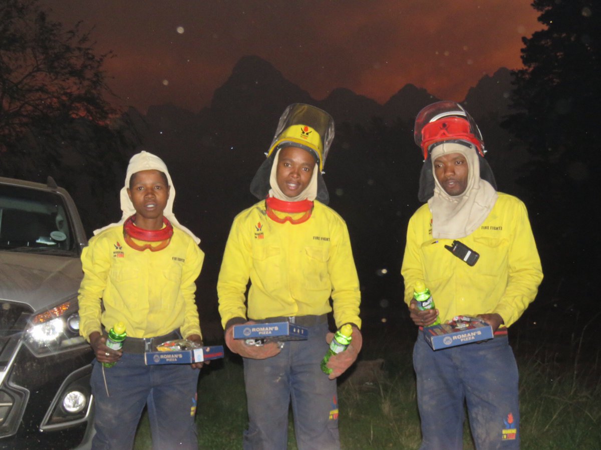 wo_fire's tweet photo. ⚠️Fire Update ⚠️
📍#LourensfordFire
Newlands team has demobilised from fire. Jonkershoek team has taken over nightshift.
The fire continues.
WOF resources are supporting
@CPFPA1 @CapeNature1 & @CityofCTAlerts @environmentza
#ProtectingTheEnvironment
#savinglive https://t.co/yPw0mmAuky