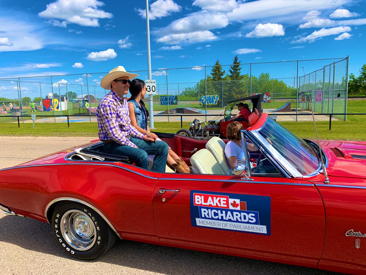 RobDashJamieson's tweet photo. What an absolutely beautiful day in #Crossfield to kick off #PeteKnightDays.
Was good to get out and walk the parade route with @BlakeRichardsMP and his staff and volunteers. https://t.co/bn8OhwuGjO