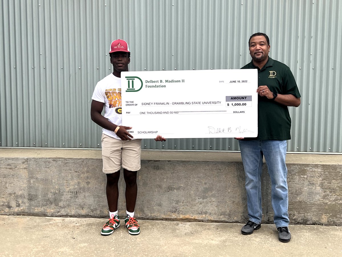 debbmadison's tweet image. (Part 2)
Congratulations to the Inaugural recipients of the Delbert B. Madison II Scholarship. Each student received $1,000.00 to be used toward their college education👏🏾👏🏾
@DBM2Foundation