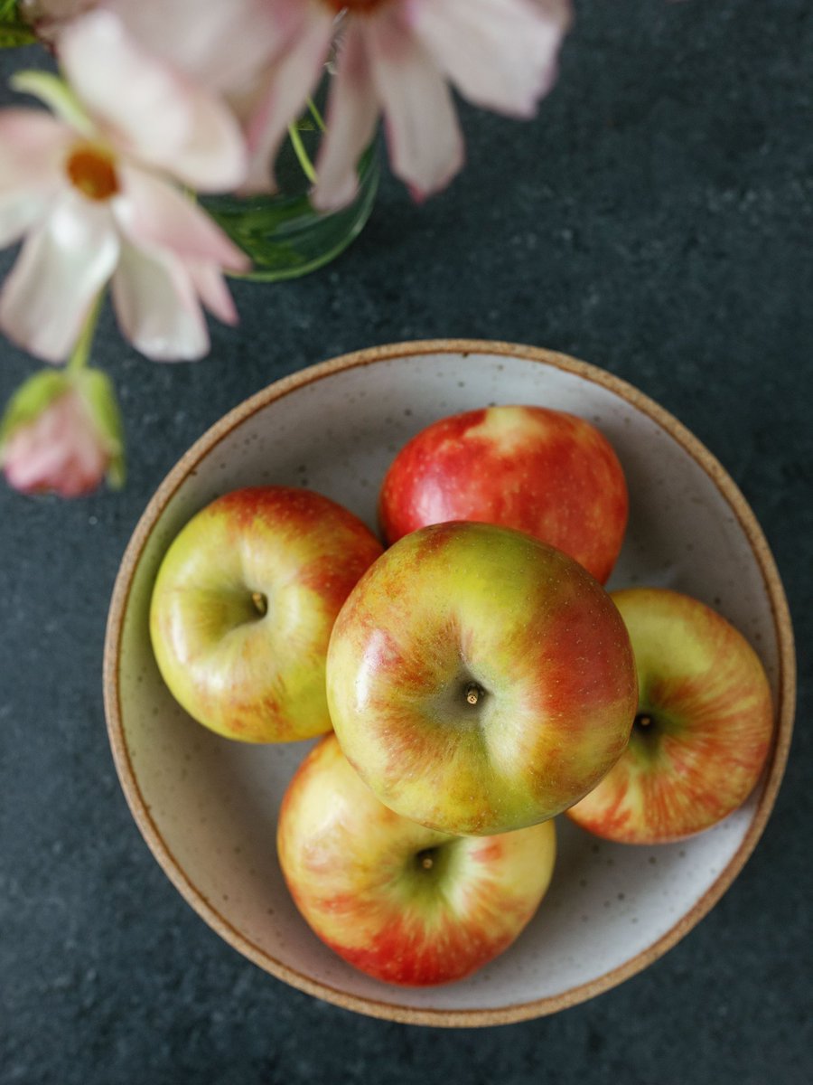 Add a pop of summer color to your weekend with our always sweet Honeycrisp apples! 🍯🍎 #NothingBeatsNWGrown