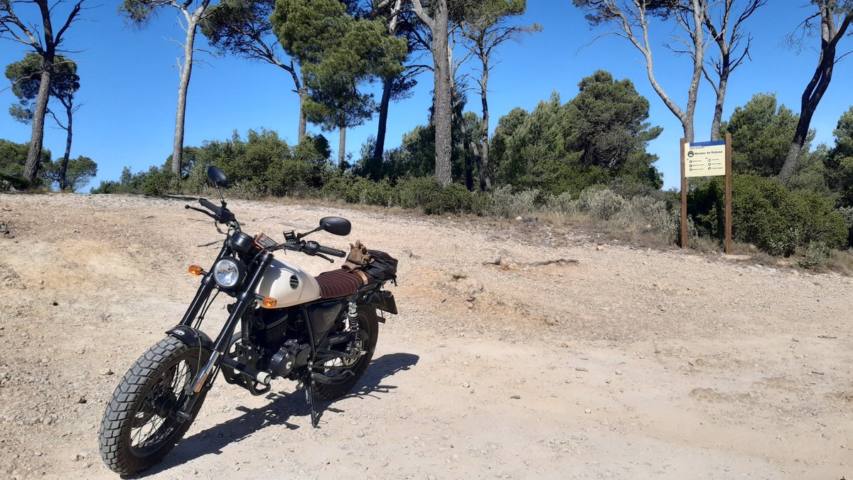 Deiotarus's tweet photo. La Sierra de Salinas, siempre sorprende... Qué quietud, qué paz, qué tranquilidad... Que siga así, por favor...

#deiotarus #mhbogga #ygmotor #scrambler #125cc https://t.co/zoG82xMYEZ