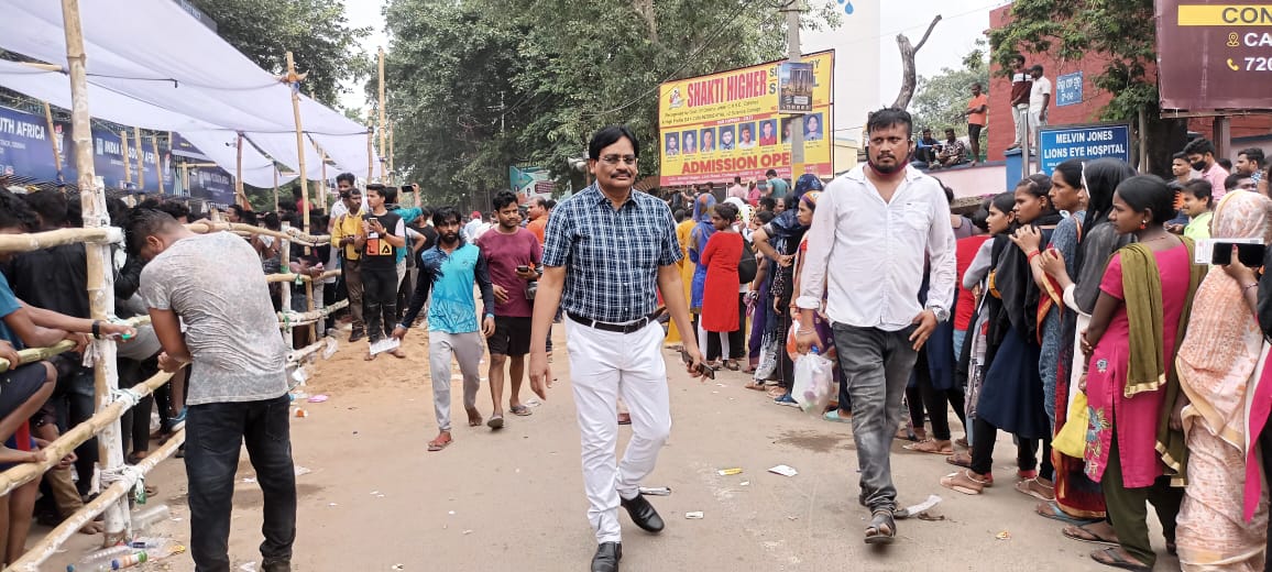 sheikhsarif19's tweet photo. Efforts to make a hessle free #SAInd 2nd T20 match at historic #BarabatistadiumCuttack tomorrow. Seeking public cooperation ๐ https://t.co/bFWOXmYDs2