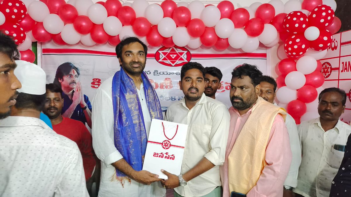 ChandraTheegala's tweet image. ఉమ్మడి నెల్లూరుజిల్లా గూడూరు నియోజకవర్గంలో @JanaSenaParty అధినేత @PawanKalyan అదేశాలమేరకు సబ్యత్వ కిట్లను నెల్లూరు జిల్లా అధ్యక్షులు @JSPManuKranth చేతులమీదుగా ఉపాధ్యక్షులు @ChandraTheegala  ఆధ్వర్యంలో అందించడం జరిగింది.
@mnadendla @NagaBabuOffl @JSPShatagniTeam @JSPVeeraMahila