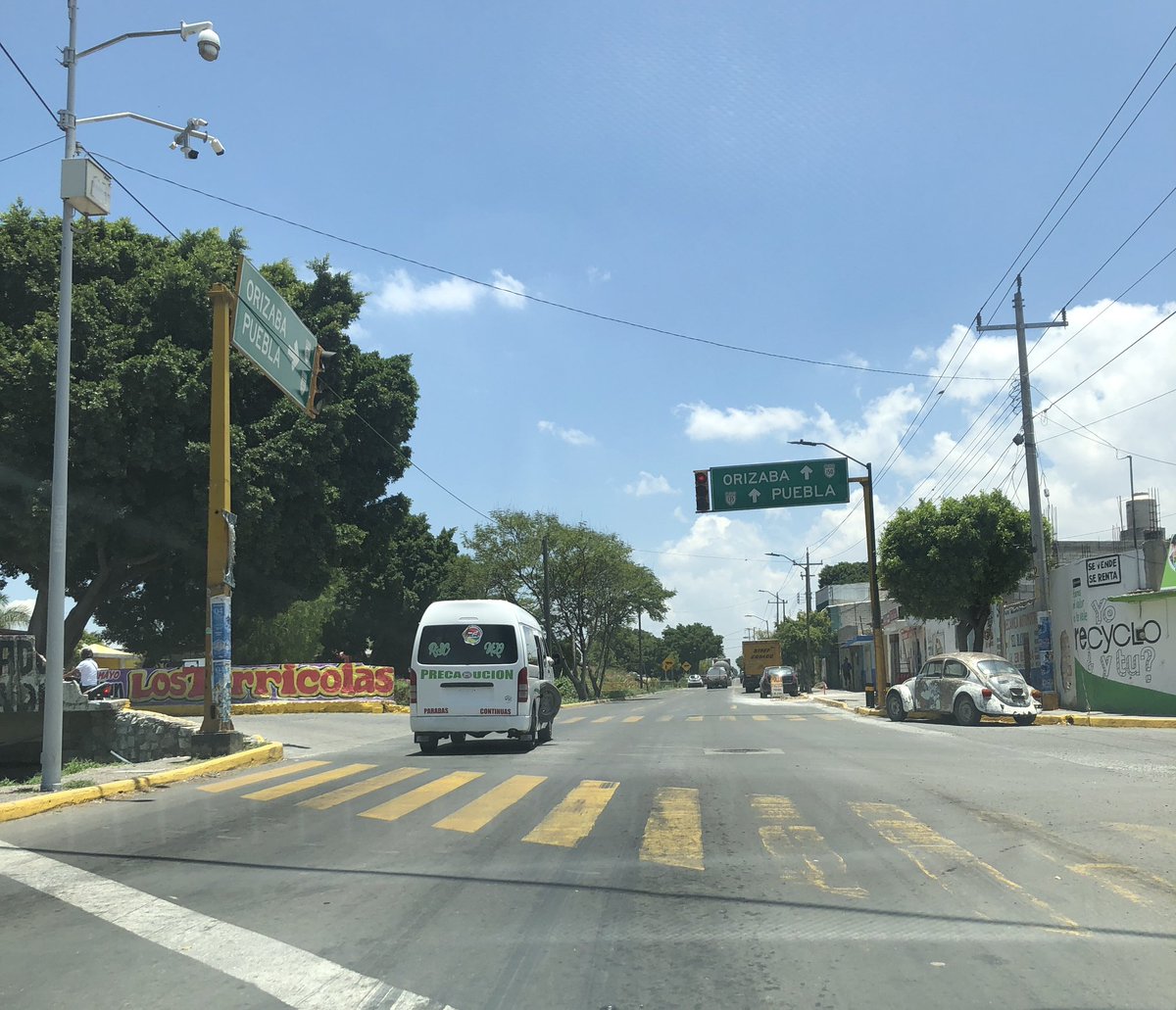 CortesmenteYo's tweet photo. Hay te encargo @TehuacanGob @MTGobPue y Director de tránsito… servicio público pasándose el alto y qué onda con la llanta volando? Semáforo puente 3 de mayo @MotoredTehuacan @SETTehuacanR @ExaTehuacan @EnlaceTehuacan @TehuacanDigital https://t.co/WJzpwt8vZd